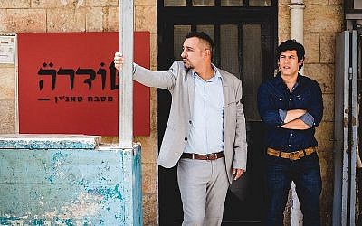 Hanan Savyon, à gauche et Guy Amir dans “Maktub.” (Crédit : Idan Milman via JTA) Hanan Savyon, à gauche et Guy Amir dans “Maktub.” (Crédit : Idan Milman via JTA)