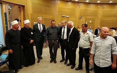 Le vice-ministre Michael Oren, (troisième à partir de la gauche), avec des dignitaires arabes lors d'un événement célébrant le Ramadan à la Knesset, le 12 juin 2018 (Raphael Ahren/TOI).