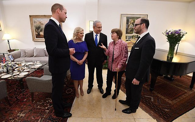 Le Premier ministre israélien Benjamin Netanyahu et sa femme Sara, avec le Prince William, ont rencontré les descendants de Haimaki et de Rachel Cohen, qui ont été sauvés durant la Shoah par la Princesse Alice, l'arrière-grand-mère du Prince William (Crédit : Haim Zach / GPO) Le Premier ministre israélien Benjamin Netanyahu et sa femme Sara, avec le Prince William, ont rencontré les descendants de Haimaki et de Rachel Cohen, qui ont été sauvés durant la Shoah par la Princesse Alice, l'arrière-grand-mère du Prince William (Crédit : Haim Zach / GPO)