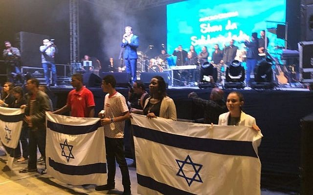 Marcelo Crivella, maire de Rio de Janeiro, chante pour lever des fonds pour la construction d'un mémorial de la Shoah.(Crédit : Marcus Gilban via JTA)