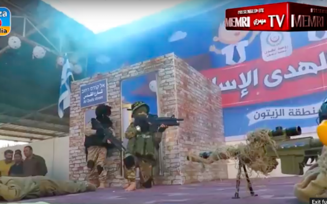 Des enfants palestiniens de l'école maternelle d'Al-Hoda jouent une scénette sur le meurtre d'un soldat israélien et la prise en otage d'un civil, le 13 mai 2018 (Crédit :  MEMRI, Autorisation)