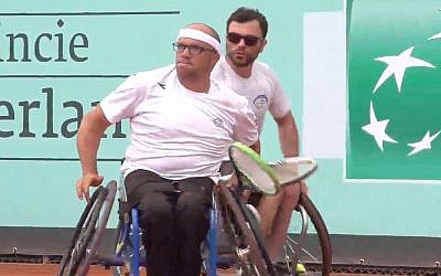 L'Israélien Noam Gershony, à droite, et Shraga Weinberg à la Coupe du monde BNP Paribas le 2 juin 2018 (Capture d'écran : YouTube)