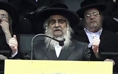 Le rabbin Satmar Aaron Teitelbaum prononce un discours devant des milliers de disciples au Nassau Coliseum de Long Island, à New York, le 3 juin 2018 (Capture d'écran : YouTube)
