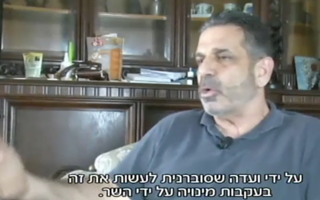 L'ancien ministre israélien Gonen Segev interviewé en 2016 au Nigeria (Capture d'écran : Hadashot) L'ancien ministre israélien Gonen Segev interviewé en 2016 au Nigeria (Capture d'écran : Hadashot)
