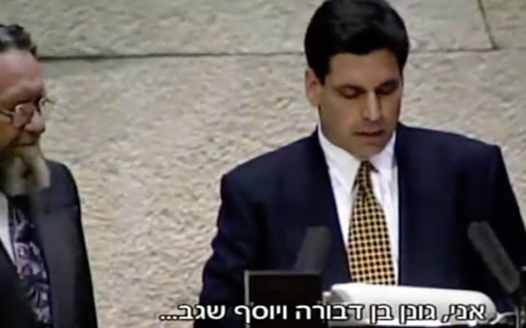 La prestation de serment de Gonen Segev à la Knesset, en 1993, à l'âge de 35 ans (Capture d'écran : Hadashot) La prestation de serment de Gonen Segev à la Knesset, en 1993, à l'âge de 35 ans (Capture d'écran : Hadashot)