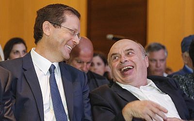 Le président sortant de l'Agence juive Natan Sharansky et le président-élu Isaac Herzog, à Jérusalem, le 24 juin 2018. (Crédit : Nir Kafri pour l'Agence juive)