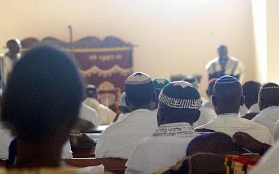 Les membres de la communauté juive ougandaise à la synagogue (Autorisation :  Bechol Lashon via JTA)