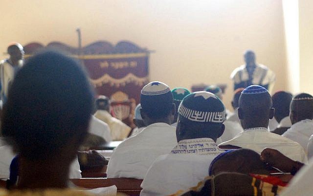 Les membres de la communauté juive ougandaise à la synagogue (Autorisation :  Bechol Lashon via JTA)