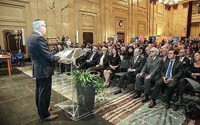 Le président de Shearith Israel Edmond Elbaz  lors d'une cérémonie organisée à l'hôtel de ville de Montréal, le 20 mars 2018 (Crédit : Sylvain Légaré)