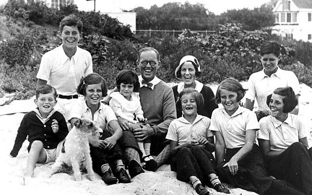 La famille Kennedy à Hyannis Port, le 4 septembre 1931. De gauche à droite : Robert Kennedy, John F. Kennedy, Eunice Kennedy, Jean Kennedy (sur les genoux de) Joseph P. Kennedy Sr., Rose Fitzgerald Kennedy (enceinte d'Edward "Ted" Kennedy au moment de la photo), Patricia Kennedy, Kathleen Kennedy, Joseph P. Kennedy Jr. (behind) Rosemary Kennedy. (Crédit : domaine public) La famille Kennedy à Hyannis Port, le 4 septembre 1931. De gauche à droite : Robert Kennedy, John F. Kennedy, Eunice Kennedy, Jean Kennedy (sur les genoux de) Joseph P. Kennedy Sr., Rose Fitzgerald Kennedy (enceinte d'Edward "Ted" Kennedy au moment de la photo), Patricia Kennedy, Kathleen Kennedy, Joseph P. Kennedy Jr. (behind) Rosemary Kennedy. (Crédit : domaine public)