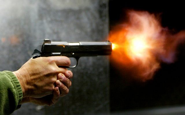 Photo d'illustration d'une arme à feu (Crédit : Olivier Fitoussi/Flash90)