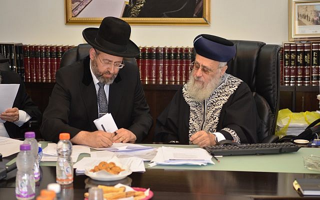 Le grand-rabbin ashkénaze David Lau, (à gauche), et le grand-rabbin séfarade Yitzhak Yosef se réunissent en urgence contre une nouvelle proposition de révision du système de conversion au judaïsme dans le pays, le 3 juin 2018 (Autorisation : Porte-parole du Grand rabbinat) Le grand-rabbin ashkénaze David Lau, (à gauche), et le grand-rabbin séfarade Yitzhak Yosef se réunissent en urgence contre une nouvelle proposition de révision du système de conversion au judaïsme dans le pays, le 3 juin 2018 (Autorisation : Porte-parole du Grand rabbinat)