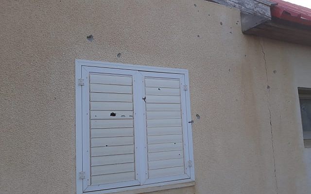 Les dommages causés à une maison par une roquette tirée depuis Gaza qui est tombée dans l'une des communautés de la région d'Eshkol, le 20 juin 2018 (Crédit : Région d'Eshkol)