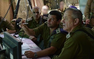 Le commandant de brigade Givati Ofer Winter au centre, avec le chef d'état-major Benny Gantz et le général de Division Sami Turjeman, pendant l'opération bordure protectrice, le 2 août 2014.. (Crédit : armée israélienne) Le commandant de brigade Givati Ofer Winter au centre, avec le chef d'état-major Benny Gantz et le général de Division Sami Turjeman, pendant l'opération bordure protectrice, le 2 août 2014.. (Crédit : armée israélienne)