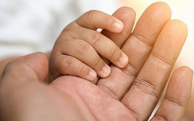 Illustration d'un bébé tenant la main (boonchai wedmakawand; iStock by Getty Images) Illustration d'un bébé tenant la main (boonchai wedmakawand; iStock by Getty Images)