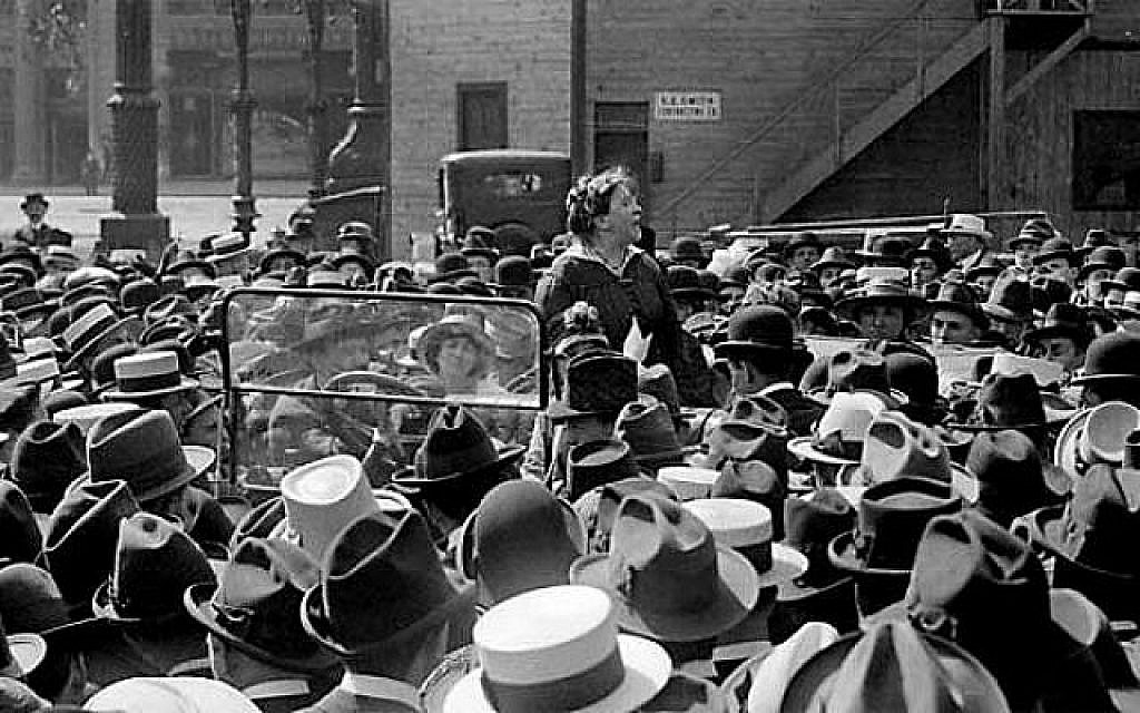 Emma Goldman, militante engagée dans la justice sociale, s'adresse à la foule en 1916, plusieurs années avant son expulsion en Russie par le gouvernement des Etats-Unis (Crédit : Domaine public)