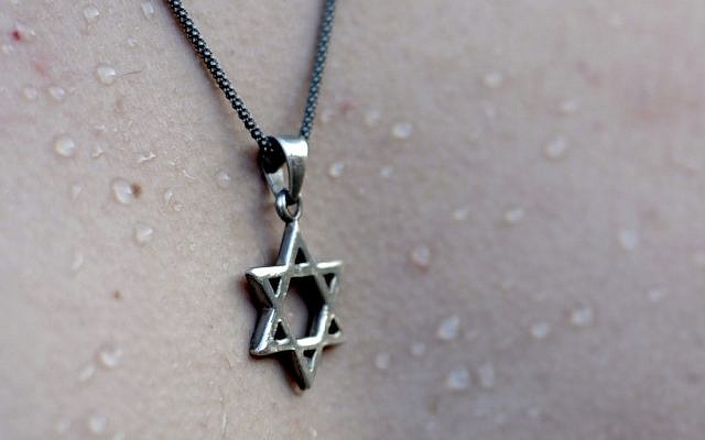 Pendentif étoile de David (image via Shutterstock) Pendentif étoile de David (image via Shutterstock)