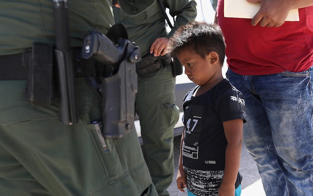 Un petit garçon du Honduras emmené en détention par des agents d'une patrouille de la police des frontières américaine près de la frontière entre les Etats-Unis et le Mexique, le 12 juin 2018 (Crédit : John Moore/Getty Images) Un petit garçon du Honduras emmené en détention par des agents d'une patrouille de la police des frontières américaine près de la frontière entre les Etats-Unis et le Mexique, le 12 juin 2018 (Crédit : John Moore/Getty Images)