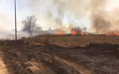 Des feux dans des champs adjacents de la frontière avec Gaza, le 3 juin 2018 (Capture d'écran : Ynet news)