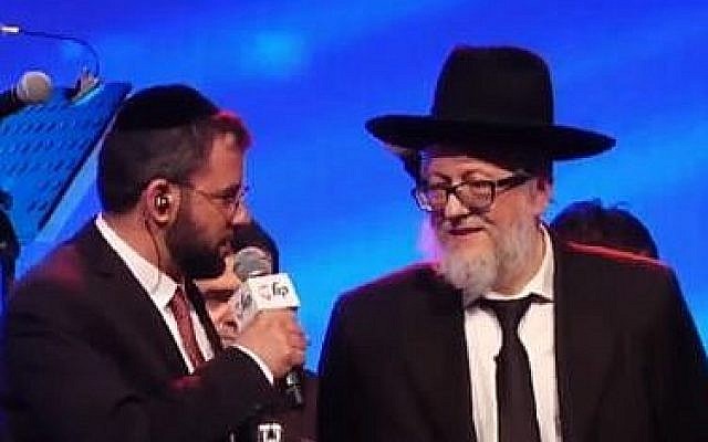 Le rabbin Yehoshua Barda (à droite) après avoir remporté le concours mondial de Halakha. (Crédit : capture d'écran YouTube) Le rabbin Yehoshua Barda (à droite) après avoir remporté le concours mondial de Halakha. (Crédit : capture d'écran YouTube)