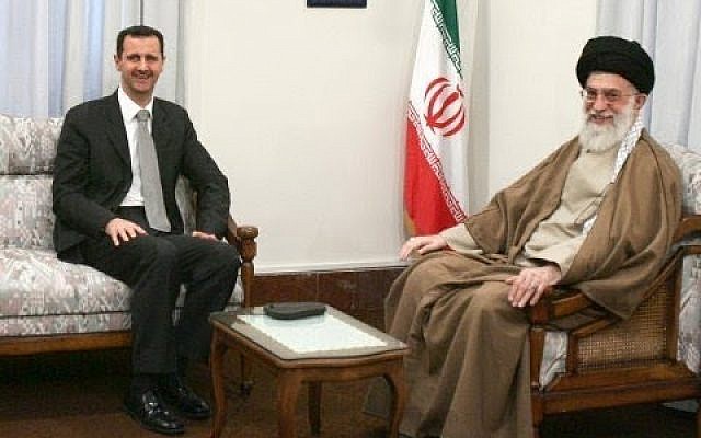 L'Ayatollah Ali Khamenei, le Guide suprême iranien, s'entretient avec le président syrien Bashar el-Assad à Téhéran, Iran, le 2 octobre 2010. (Capture d'écran YouTube) L'Ayatollah Ali Khamenei, le Guide suprême iranien, s'entretient avec le président syrien Bashar el-Assad à Téhéran, Iran, le 2 octobre 2010. (Capture d'écran YouTube)