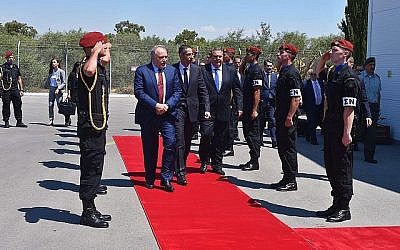 Le ministre israélien de la Défense Avigdor Liberman, accompagné de son homologue chypriote Savvas Angelides, au centre, et du ministre grec de la Défense Panos Kammenos, passe en revue une garde d'honneur à Chypre le 22 juin 2018. (Ariel Hermoni/Ministère de la Défense israélien)