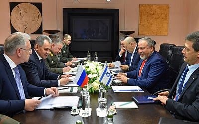 Le ministre de la Défense Avigdor Liberman et les membres de son équipe rencontrent le ministre de la Défense russe Sergei Shoigu à Moscou, le 26 avril 2017 (Crédit : Ariel Hermoni/Defense Ministry)