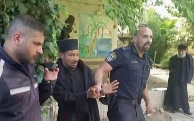 Capture d'écran de la Dixième chaîne d'information montrant des policiers en train d'emmener un moine éthiopien menotté hors d'une propriété de l'Église éthiopienne à Jérusalem, le 31 mai 2018.