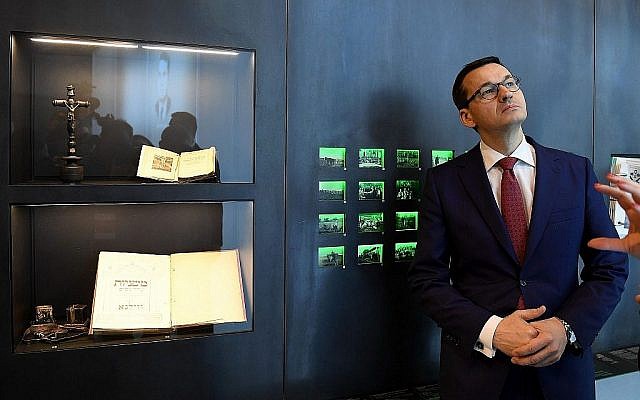Le Premier ministre polonais Mateusz Morawiecki visite le Musée de la famille Ulma, le 2 janvier 2018. Les opposants de droite dans son pays ont accusé Morawiecki de capituler devant Israël en assouplissant une loi sur les propos sur la Shoah. (Janek Skarzynski/AFP/Getty Images via JTA) Le Premier ministre polonais Mateusz Morawiecki visite le Musée de la famille Ulma, le 2 janvier 2018. Les opposants de droite dans son pays ont accusé Morawiecki de capituler devant Israël en assouplissant une loi sur les propos sur la Shoah. (Janek Skarzynski/AFP/Getty Images via JTA)