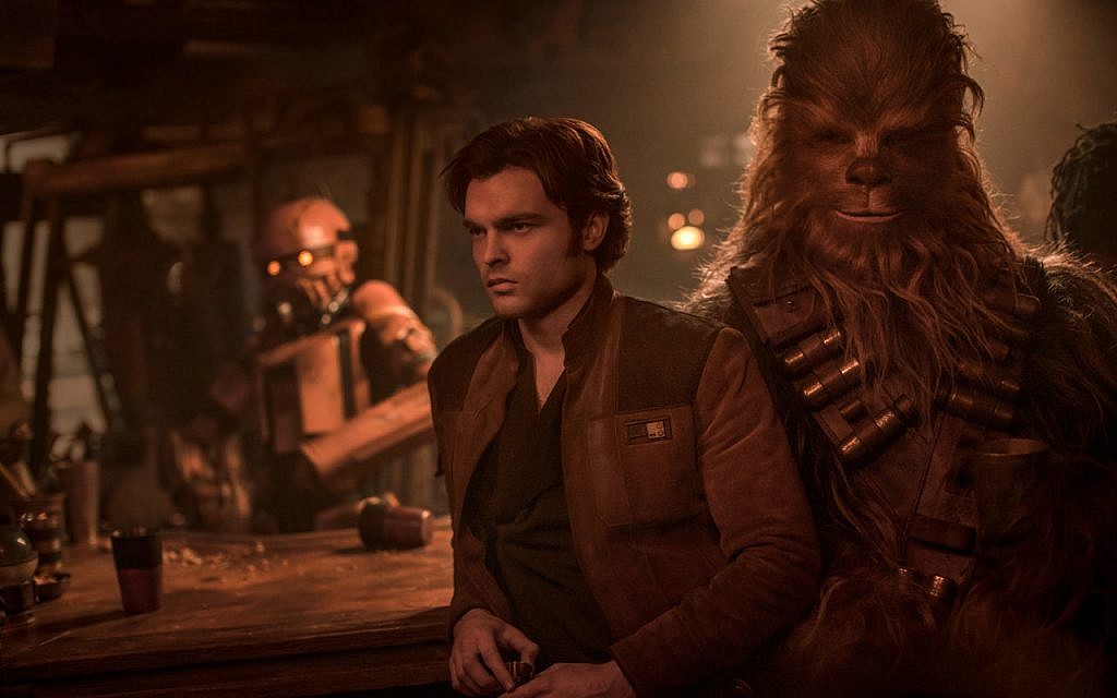 Alden Ehrenreich (Yan Solo) avec  Chewbacca, dans le nouveau film "Solo: A Star Wars Story." (Autorisation : Lucasfilm)
