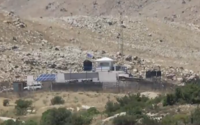 Un poste de l'ONU dans la zone tampon démilitarisée entre Israël et la Syrie sur le plateau du Golan aurait été repris par les forces pro-Assad en juin 2018. (Capture d'écran Kan) Un poste de l'ONU dans la zone tampon démilitarisée entre Israël et la Syrie sur le plateau du Golan aurait été repris par les forces pro-Assad en juin 2018. (Capture d'écran Kan)