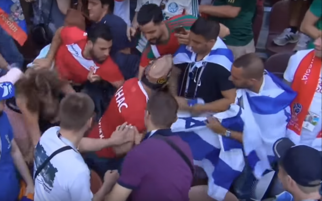 Des supporters marocains tentent d'arracher un drapeau israélien au stade Luzhniki de Moscou après un match de Coupe du Monde de la FIFA le 20 juin. (Capture d'écran : YouTube) Des supporters marocains tentent d'arracher un drapeau israélien au stade Luzhniki de Moscou après un match de Coupe du Monde de la FIFA le 20 juin. (Capture d'écran : YouTube)