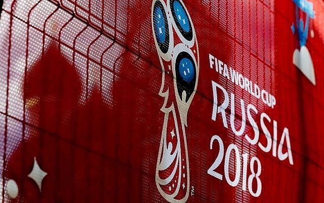 Le logo de la Coupe du Monde 2018 est visible devant la cathédrale Saint-Basile à Moscou, le 10 juin 2018. (Sefa Karacan/Anadolu Agency/Getty Images via JTA)