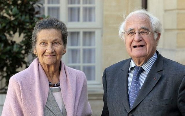 Antoine et Simone Veil, devant l'Hôtel Matignon à Paris, le 27 septembre 2010. (Crédit : AFP PHOTO / Jacques DEMARTHON Antoine et Simone Veil, devant l'Hôtel Matignon à Paris, le 27 septembre 2010. (Crédit : AFP PHOTO / Jacques DEMARTHON