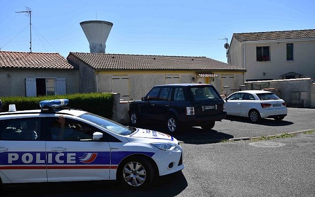 La police française à Tonnay-Charente, à proximité du domicile de Guy S., leader présumé d'une cellule liée à l'AFO, un groupe de l'ultra-droite soupçonné de planifier des attaques contre les musulmans en France, le 25 juin 2018 (Crédit : / AFP PHOTO / XAVIER LEOTY) La police française à Tonnay-Charente, à proximité du domicile de Guy S., leader présumé d'une cellule liée à l'AFO, un groupe de l'ultra-droite soupçonné de planifier des attaques contre les musulmans en France, le 25 juin 2018 (Crédit : / AFP PHOTO / XAVIER LEOTY)