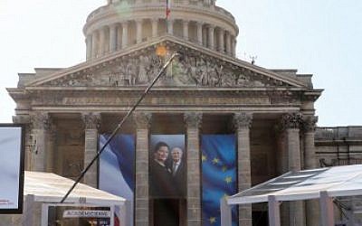 Des photos de la femme politique et survivante de la Shoah devant le Panthéon, avant l'arrivée des cercueils d'Antoine et Simone Veil, le 1er juillet 2018. (Crédit : AFP PHOTO / POOL / LUDOVIC MARIN)