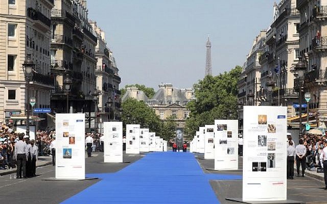 Des photos de la femme politique et survivante de la Shoah ornent la rue Soufflot, qui mène au Panthéon, avant l'arrivée des cercueils d'Antoine et Simone Veil, le 1er juillet 2018. (Crédit : AFP PHOTO / POOL / LUDOVIC MARIN) Des photos de la femme politique et survivante de la Shoah ornent la rue Soufflot, qui mène au Panthéon, avant l'arrivée des cercueils d'Antoine et Simone Veil, le 1er juillet 2018. (Crédit : AFP PHOTO / POOL / LUDOVIC MARIN)