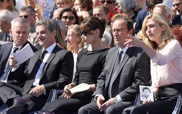 De gauche à droite : Francois de Rugy, président de l'Assemblée nationale, l'ancien président Nicolas Sarkozy et son épouse Carla Bruni-Sarkozy, l'anien président François Hollande et sa compagne l’actrice Julie Gayet. Ils assistent à la panthéonisation d'Antoine et Simone Veil. (Crédit : AFP / POOL / LUDOVIC MARIN) De gauche à droite : Francois de Rugy, président de l'Assemblée nationale, l'ancien président Nicolas Sarkozy et son épouse Carla Bruni-Sarkozy, l'anien président François Hollande et sa compagne l’actrice Julie Gayet. Ils assistent à la panthéonisation d'Antoine et Simone Veil. (Crédit : AFP / POOL / LUDOVIC MARIN)