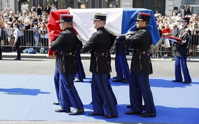 Des gardes républicains français transportent le cercueil deSimone Veil, au Panthéon, le 1er juillet 2018. (Crédit : AFP / POOL / )GEOFFROY VAN DER HASSELT Des gardes républicains français transportent le cercueil deSimone Veil, au Panthéon, le 1er juillet 2018. (Crédit : AFP / POOL / )GEOFFROY VAN DER HASSELT