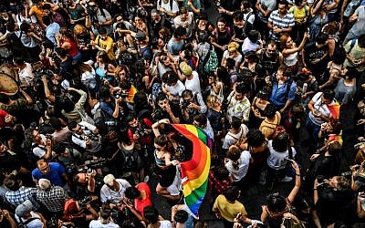 La Gay Pride à Istanbul, organisée en dépit de de l’interdiction émise par les autorités, le 1er juillet 2018. (Crédit : AFP / BULENT KILIC)