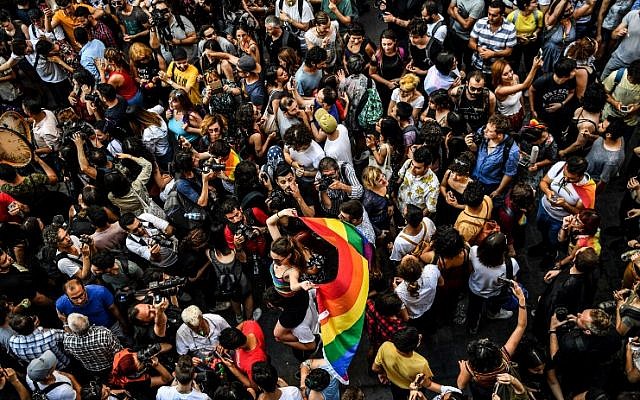 La Gay Pride à Istanbul, organisée en dépit de de l’interdiction émise par les autorités, le 1er juillet 2018. (Crédit : AFP / BULENT KILIC) La Gay Pride à Istanbul, organisée en dépit de de l’interdiction émise par les autorités, le 1er juillet 2018. (Crédit : AFP / BULENT KILIC)