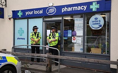 Des policiers devant une pharmacie à Amesbury, où deux personnes ont été retrouvée inconscientes, dans des circonstances encore floues d'un empoisonnement, le 4 juillet 2018. (Crédit : AFP / Geoff CADDICK)