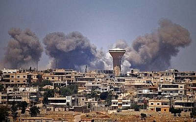 Des colonnes de fumée s'élèvent au-dessus des zones tenues par les rebelles de la ville de Daraa pendant les frappes aériennes signalées par les forces du régime syrien le 5 juillet 2018. (AFP/Mohamad Abazeed)
