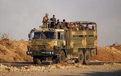 Illustration : des soldats du gouvernement syrien sur un camion de l'armée près de Nassib, le point de passge vers la Jordanie, dans la province de Deraa, le 16 juillet 2018. (Crédit : AFP/Mohamad Abazeed)