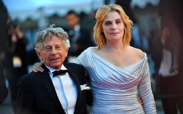 (Archives) Dans cette photo prise le 27 mai 2017, le réalisateur franco-polonais Roman Polanski (g) et l'actrice française Emmanuelle Seigner quittent le Palais du Festival suite à la projection du film "D'après une histoire vraie" à la 70e édition du Festival de Cannes, dans le sud de la France.(Crédit : AFP/LOIC VENANCE) (Archives) Dans cette photo prise le 27 mai 2017, le réalisateur franco-polonais Roman Polanski (g) et l'actrice française Emmanuelle Seigner quittent le Palais du Festival suite à la projection du film "D'après une histoire vraie" à la 70e édition du Festival de Cannes, dans le sud de la France.(Crédit : AFP/LOIC VENANCE)