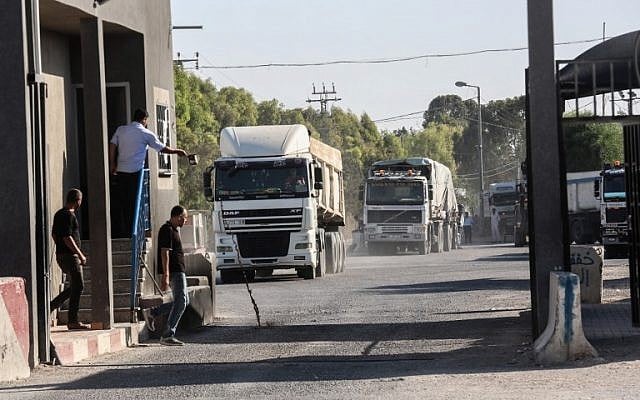 Des camions chargés pénètrent dans la bande de Gaza depuis Israël par le passage de Kerem Shalom, ans le sud de Gaza. le 9 jullet 2018 (Crédit : Abed Rahim Khatib / Flash90)