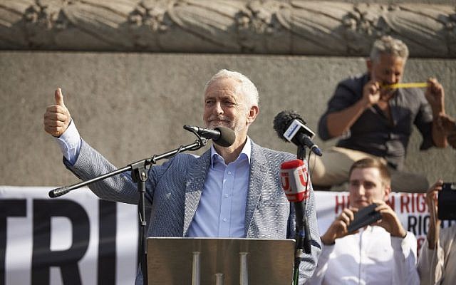 Le chef du parti du Labour d'opposition britannique Jeremy Corbyn à Trafalgar Square durant une manifestation contre la visite du président américain Donald Trump au Royaume-Uni, le 13 juillet 2018 (Crédit : Niklas HALLEN/AFP) Le chef du parti du Labour d'opposition britannique Jeremy Corbyn à Trafalgar Square durant une manifestation contre la visite du président américain Donald Trump au Royaume-Uni, le 13 juillet 2018 (Crédit : Niklas HALLEN/AFP)