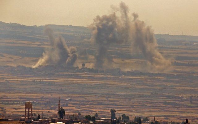 Panaches de fumée provenant de frappes aériennes syriennes et russes signalées de l'autre côté de la frontière dans la province syrienne du sud-est de Quneitra, vues du plateau du Golan israélien, le 16 juillet 2018. (JALAA MAREY/AFP) Panaches de fumée provenant de frappes aériennes syriennes et russes signalées de l'autre côté de la frontière dans la province syrienne du sud-est de Quneitra, vues du plateau du Golan israélien, le 16 juillet 2018. (JALAA MAREY/AFP)