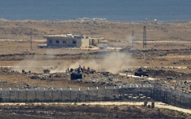 Une photo prise depuis le plateau du Golan israélien montre des rebelles syriens aux côtés d'un tank et d'un canon d'artillerie à proximité de la frontière, dans la province de Quneitra, dans le sud-est de la Syrie, alors que les forces gouvernementales mènent l'assaut, le 16 juillet 2018 (Crédit : AFP Photo/Jalaa Marey) Une photo prise depuis le plateau du Golan israélien montre des rebelles syriens aux côtés d'un tank et d'un canon d'artillerie à proximité de la frontière, dans la province de Quneitra, dans le sud-est de la Syrie, alors que les forces gouvernementales mènent l'assaut, le 16 juillet 2018 (Crédit : AFP Photo/Jalaa Marey)