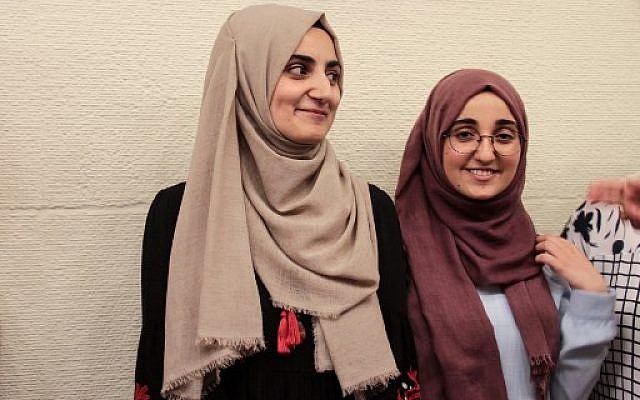 Ebru Ozkan (gauche) à son arrivée à Istanbul après sa libération d'une prison israélienne, le 16 juillet 2016. (Crédit : AFP / DHA)